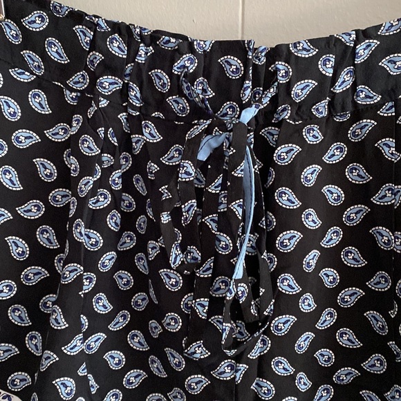 Chic by Jacob NWOT patterned shorts size M - Picture 4 of 9